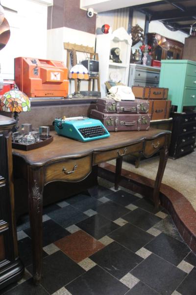 Bàn gỗ trang trí vintage 10-07-25 - Hình mô tả 2