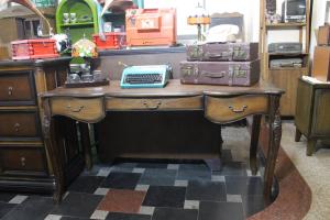 Bàn gỗ trang trí vintage 10-07-25