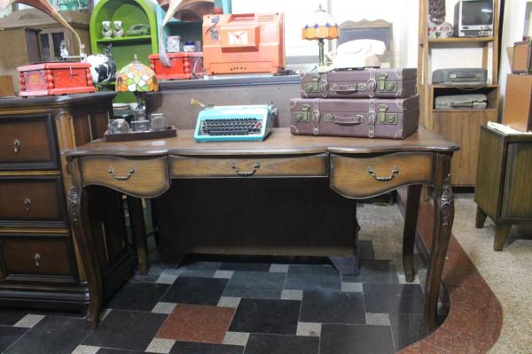 Bàn gỗ trang trí vintage 10-07-25