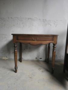 Bàn gỗ vintage 18-01-24