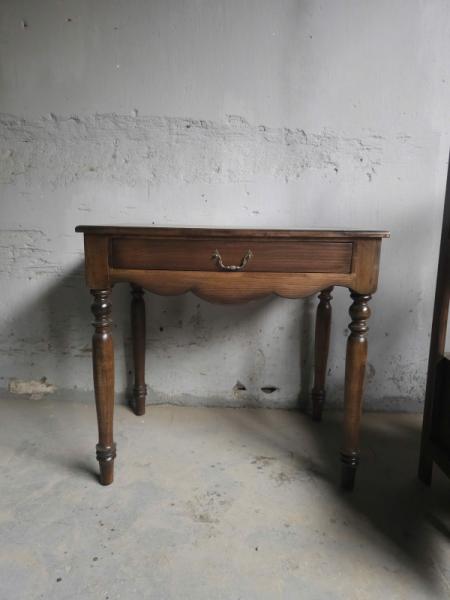 Bàn gỗ vintage 18-01-24