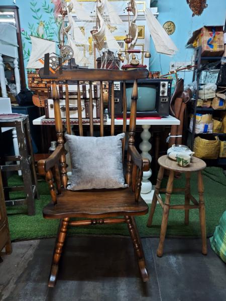 Ghế gỗ bập bênh vintage 02-10-23 - Hình mô tả 2