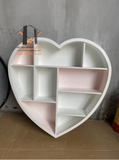 Kệ gỗ treo tường hình trái tim 09-05-24